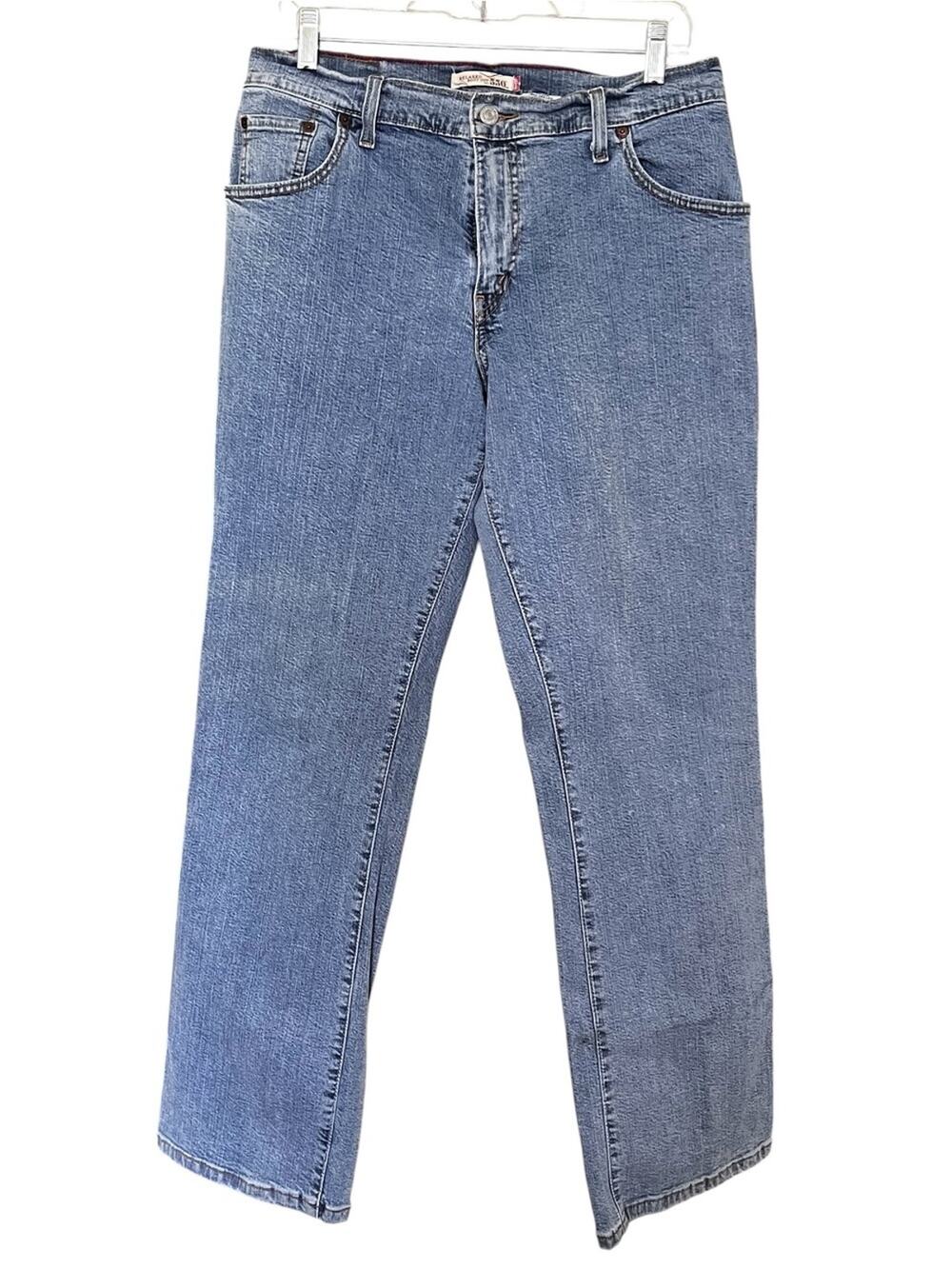 Women’s Levi’s 550 Relaxed Bootcut light wash jeans size 12